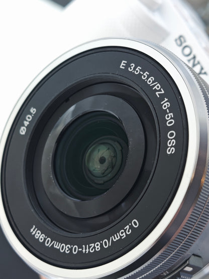 Used Sony ZV-E10 white with E PZ 16-50mm F3.5-5.6 OSS Digital Camera [JPN only, No charger]