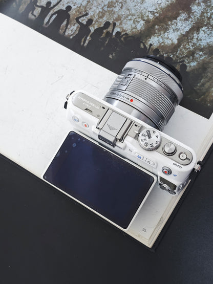 Used Olympus PEN Lite E-PL3 with M.Zuiko Digital 14-42mm F3.5-5.6 [No charger]