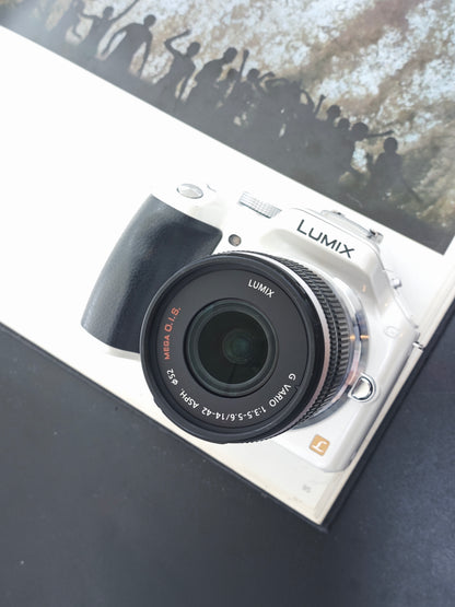 Used Panasonic Lumix DMC-G5 white with G Vario 14-42mm F3.5-5.6 ASPH. [JPN only]