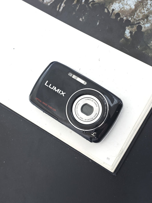 *READ* Used Panasonic Lumix DMC-S1 black Digital Camera [JPN only, No charger]