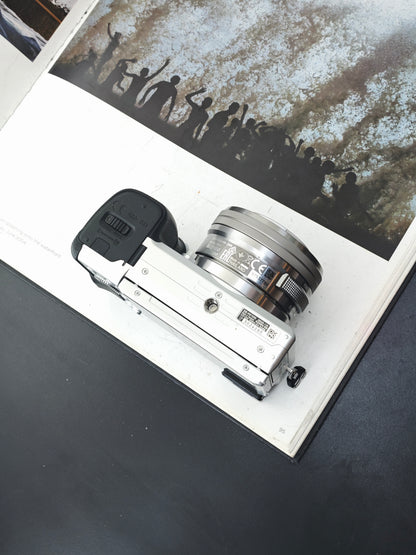 Used Sony α6400 silver with E 16-50mm F3.5-5.6 OSS and E 55-210mm F4.5-6.3 OSS [JPN only]