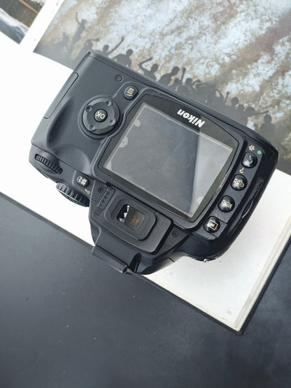 Nikon D40X with AF-S 18-55mm F3.5-5.6 G II ED