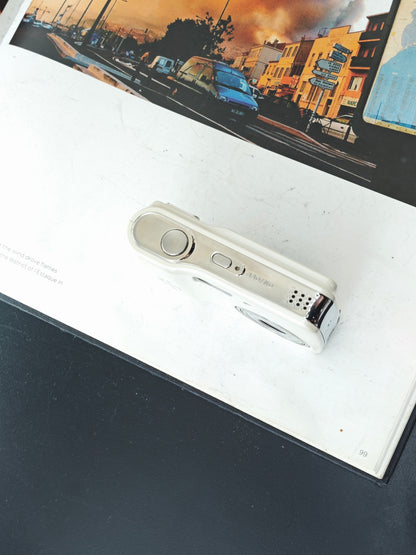 Used Nikon Coolpix L2 white Digital Camera