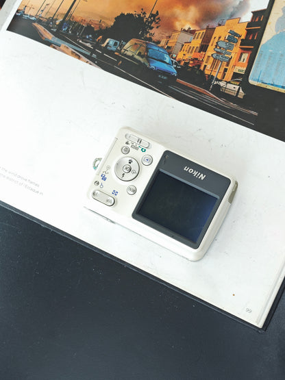 Used Nikon Coolpix L2 white Digital Camera