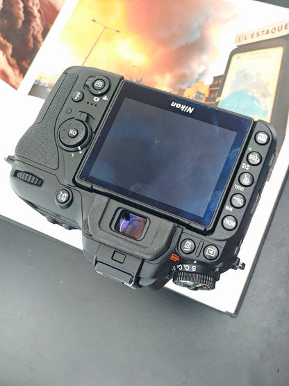 Used Nikon D7500 with DX AF-S Nikkor 18-300mm F3.5-6.3 G ED VR