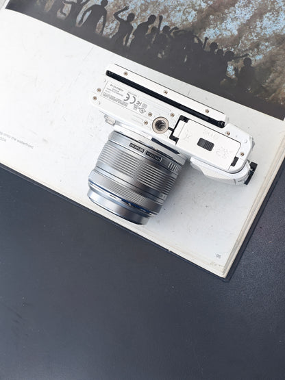 Used Olympus PEN Lite E-PL6 with Double Zoom Kit (+4FS1) #V3S021519