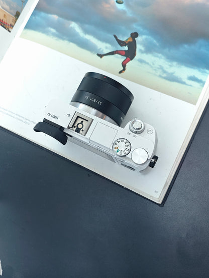 Used Sony α6000 white with Zeiss FE 35mm F2.8 ZA and E 16-50mm F3.5-5.6 OSS [JPN only, No charger]
