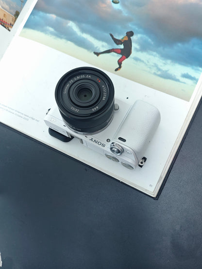 Used Sony α6000 white with Zeiss FE 35mm F2.8 ZA and E 16-50mm F3.5-5.6 OSS [JPN only, No charger]