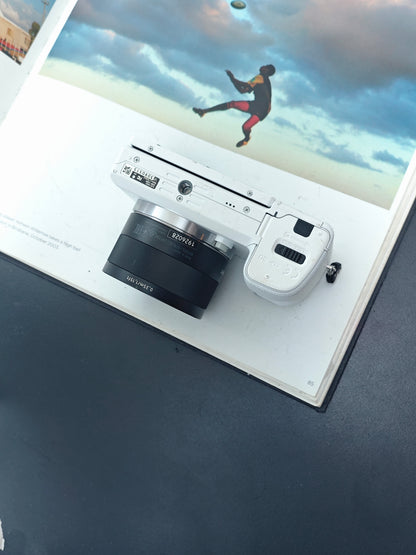 Used Sony α6000 white with Zeiss FE 35mm F2.8 ZA and E 16-50mm F3.5-5.6 OSS [JPN only, No charger]