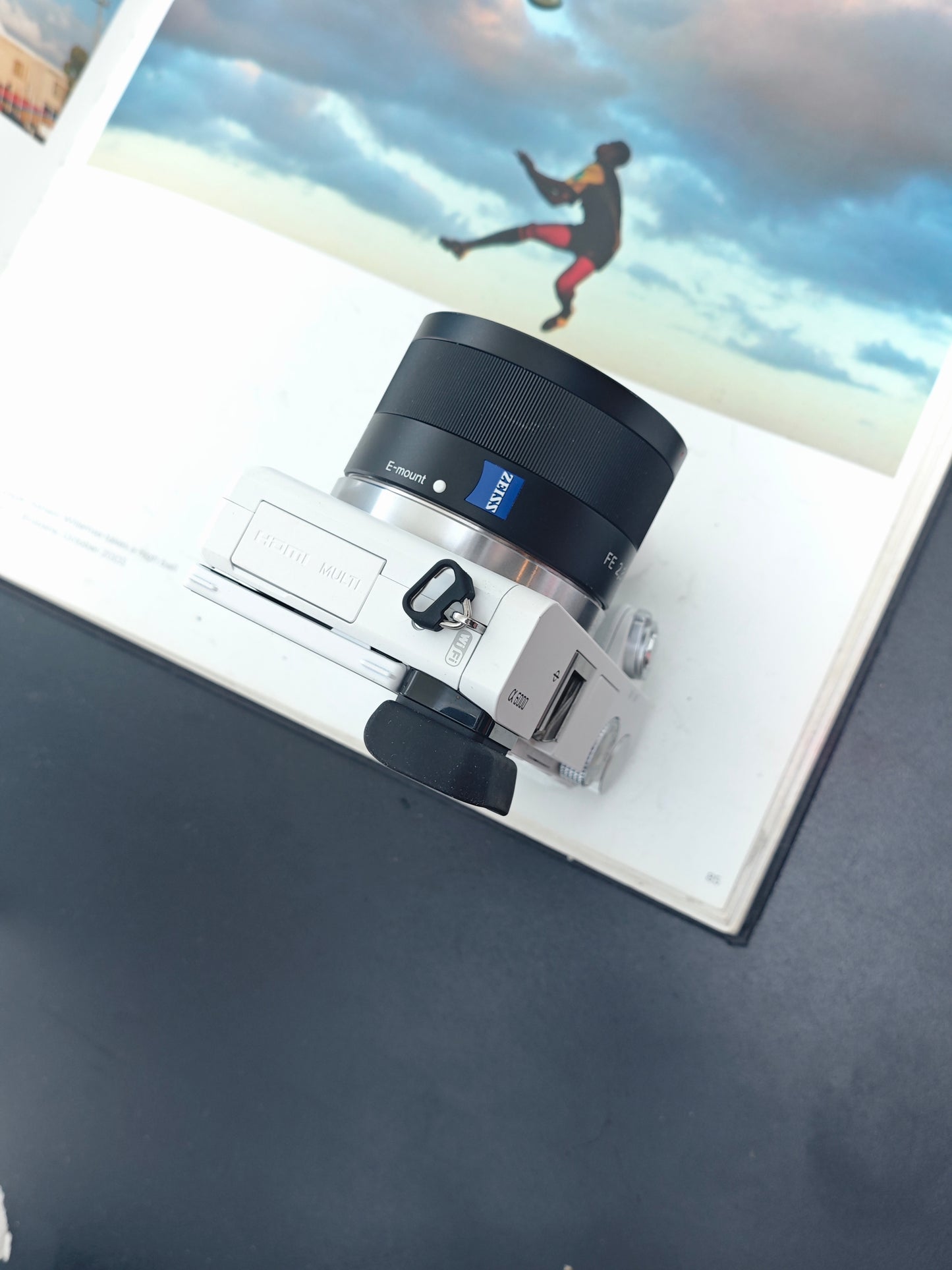 Used Sony α6000 white with Zeiss FE 35mm F2.8 ZA and E 16-50mm F3.5-5.6 OSS [JPN only, No charger]