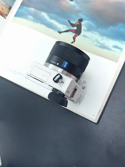 Used Sony α6000 white with Zeiss FE 35mm F2.8 ZA and E 16-50mm F3.5-5.6 OSS [JPN only, No charger]