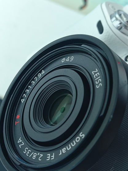 Used Sony α6000 white with Zeiss FE 35mm F2.8 ZA and E 16-50mm F3.5-5.6 OSS [JPN only, No charger]