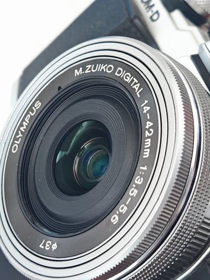 Used Olympus OM-D E-M10II with M.Zuiko 14-42mm F3.5-5.6 EZ [No charger]