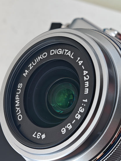 UsedOlympus PEN Mini E-PM1 with 14-42mm F3.5-5.6 II R MSC  [+4FS1, No charger]