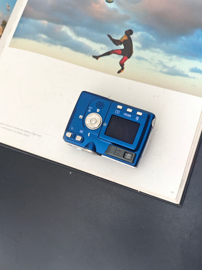 Used Nikon Coolpix 5200 blue Digital Camera [No charger]