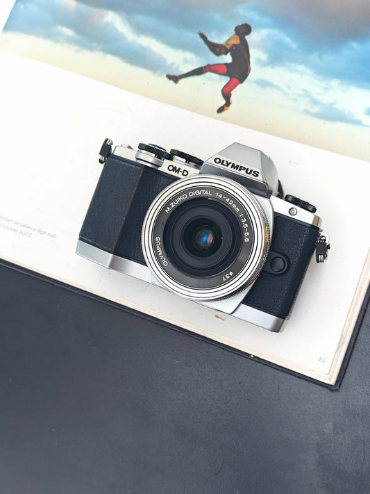 Used Olympus OM-D E-M10 with Double Zoom kit [No charger]