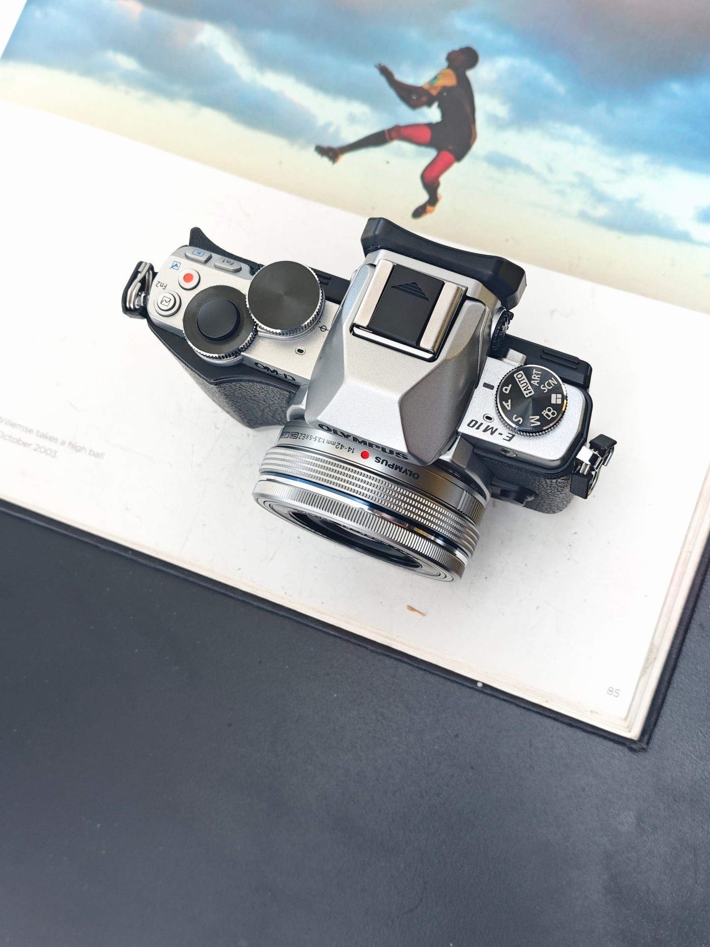 Used Olympus OM-D E-M10 with Double Zoom kit [No charger]