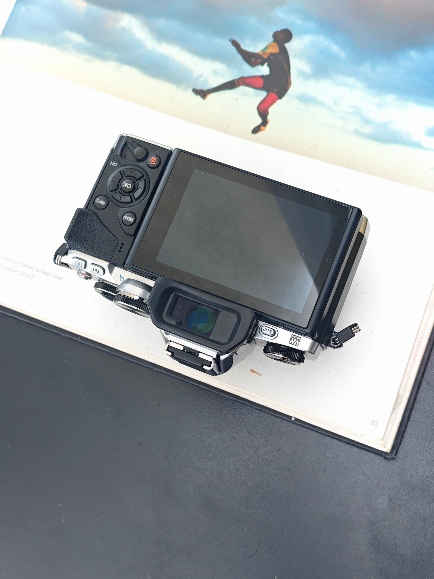Used Olympus OM-D E-M10 with Double Zoom kit [No charger]