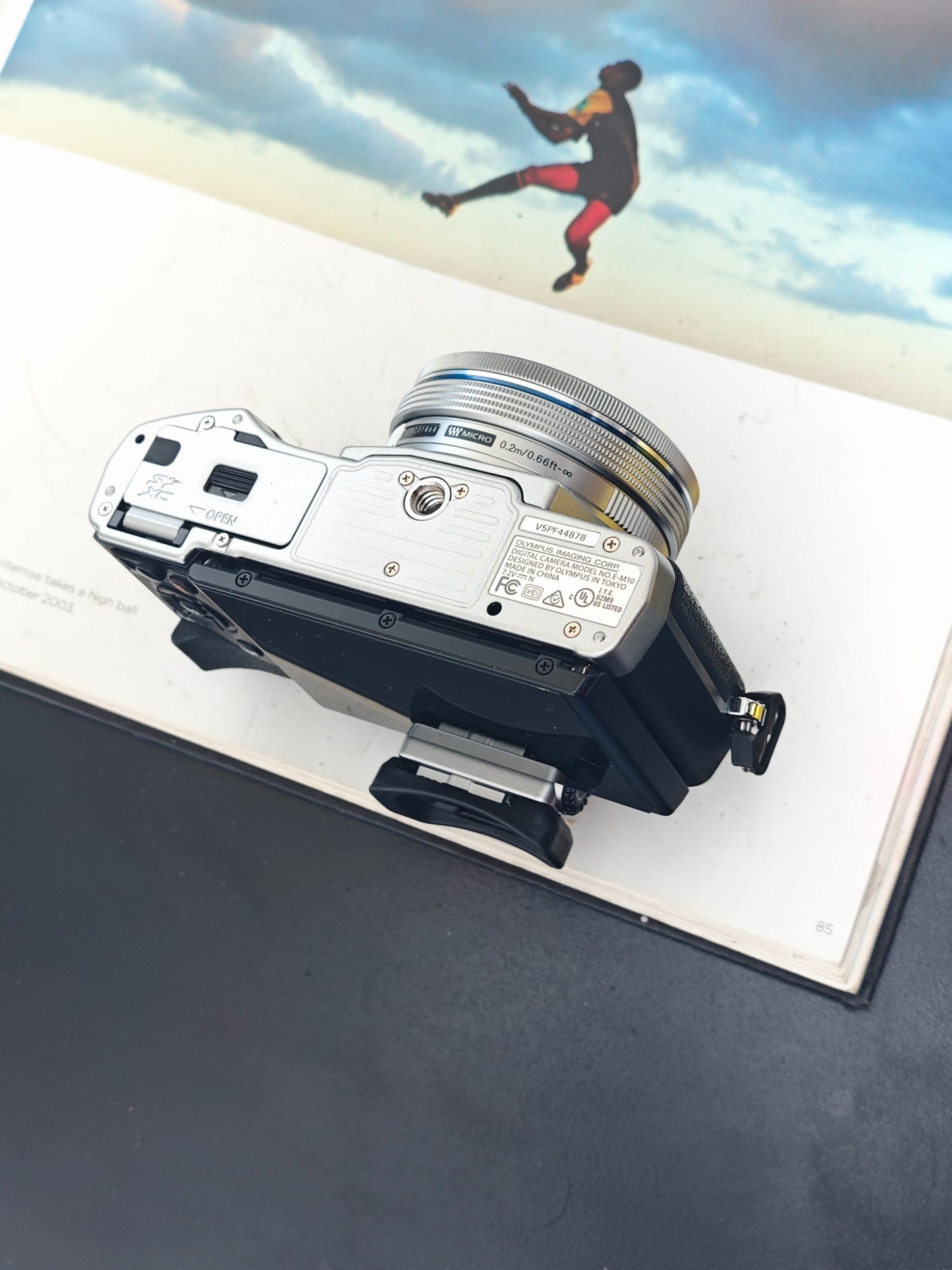Used Olympus OM-D E-M10 with Double Zoom kit [No charger]