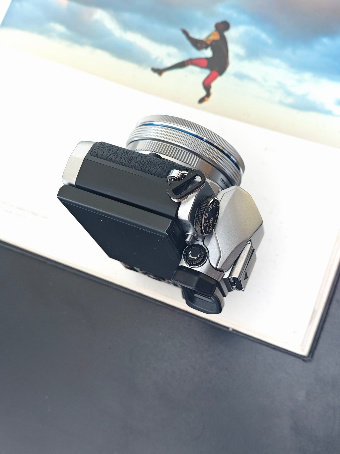 Used Olympus OM-D E-M10 with Double Zoom kit [No charger]