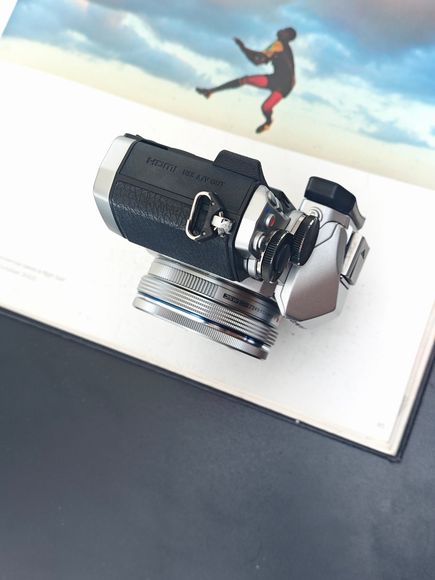 Used Olympus OM-D E-M10 with Double Zoom kit [No charger]