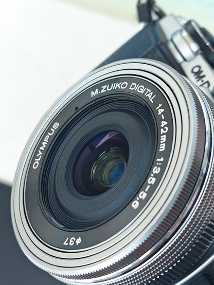 Used Olympus OM-D E-M10 with Double Zoom kit [No charger]