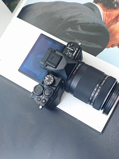 Used Olympus OM-D E-M10II with Double Zoom Kit