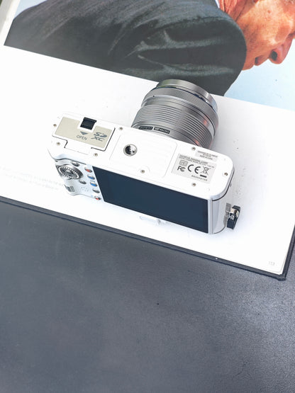 *READ* Used Olympus PEN E-P3 white with M.Zuiko Digital 14-42mm F3.5-5.6 II R MSC