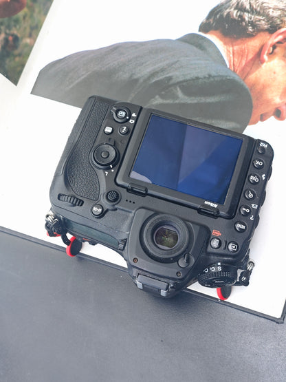 Used Nikon D850 with Nikon AF Nikkor 75-300mm F4.5-5.6 [No charger]