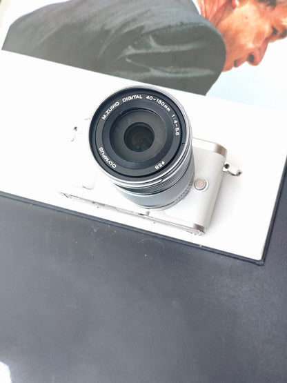 Used Olympus PEN E-PL9 white with Double Zoom Kit Digital Camera