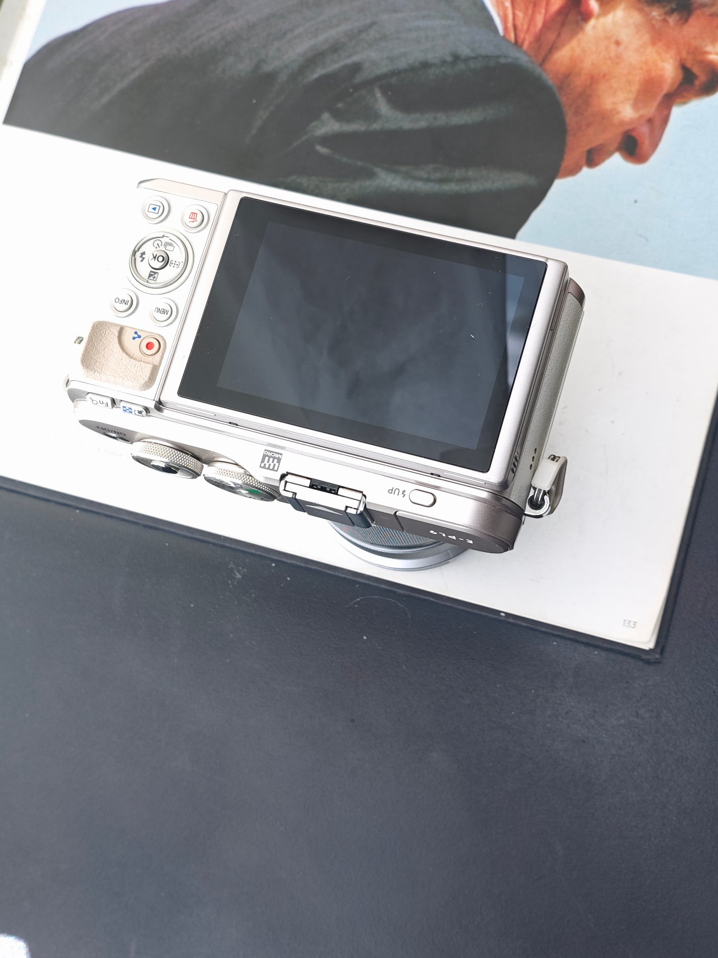 Used Olympus PEN E-PL9 white with Double Zoom Kit Digital Camera