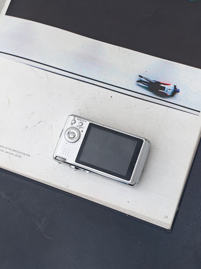 Used Panasonic Lumix DMC-FX01 white Digital Camera [No charger]