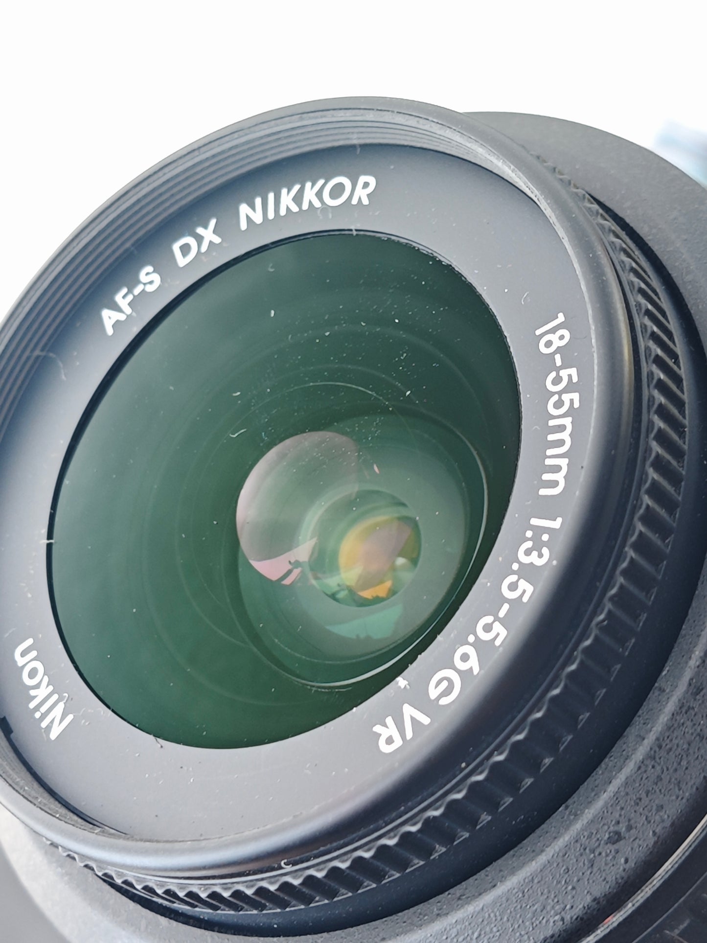 Used Nikon D5200 red with AF-S DX Nikkor 18-55mm F3.5-5.6 G VR [with box]