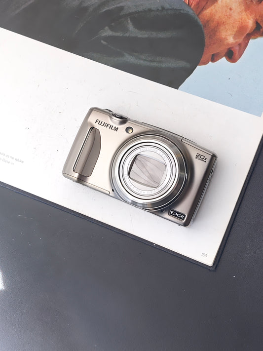 Used Fujifilm FinePix F900 EXR silver Digital Camera [with box]