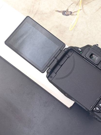 Used Nikon D5600 with Nikon DX AF-P Nikkor 18-55mm F3.5-5.6 G VR [No charger] #2099359