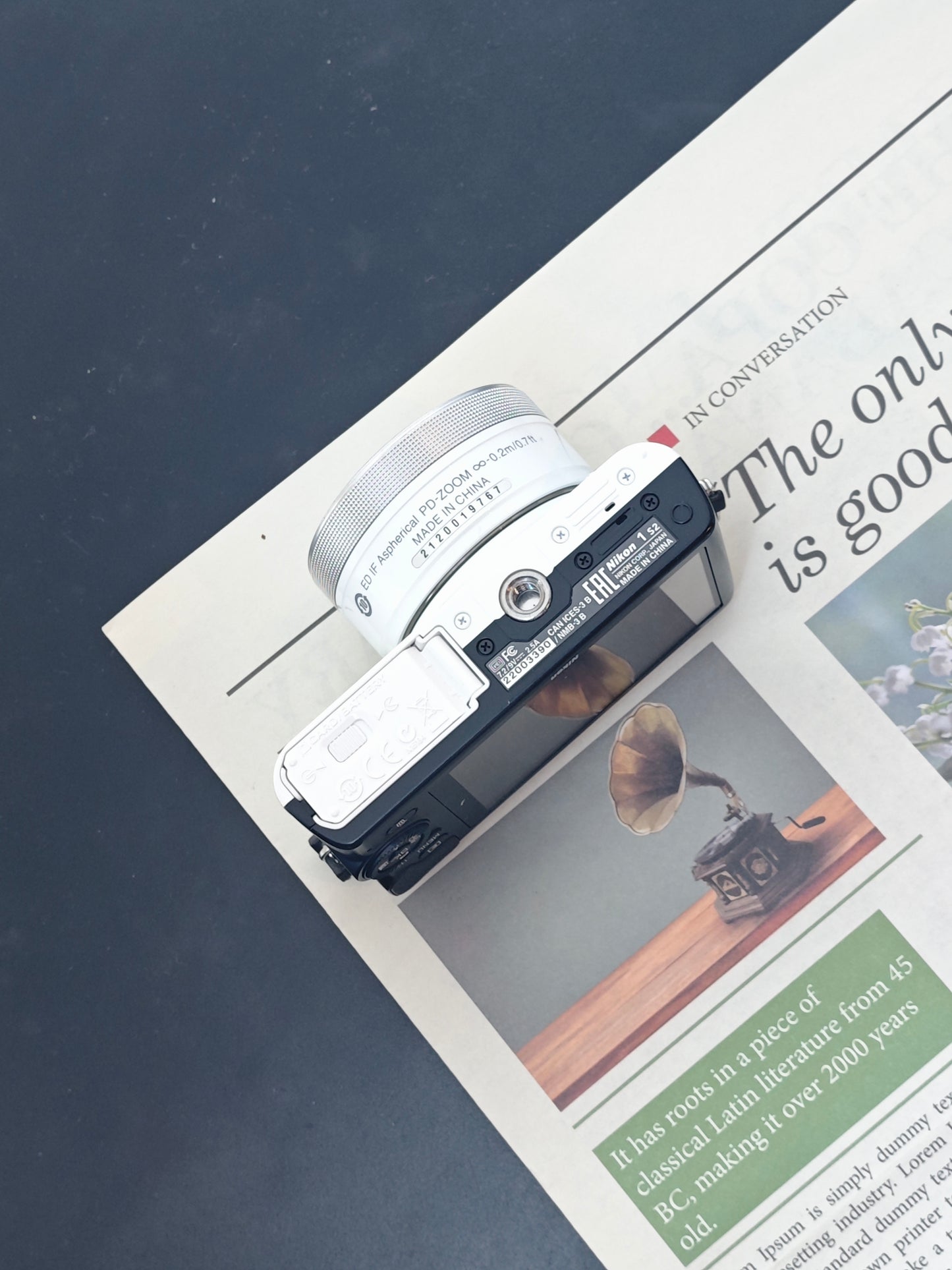 Used Nikon 1 S2 white with Double Zoom Kit