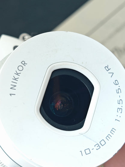 Used Nikon 1 S2 white with Double Zoom Kit