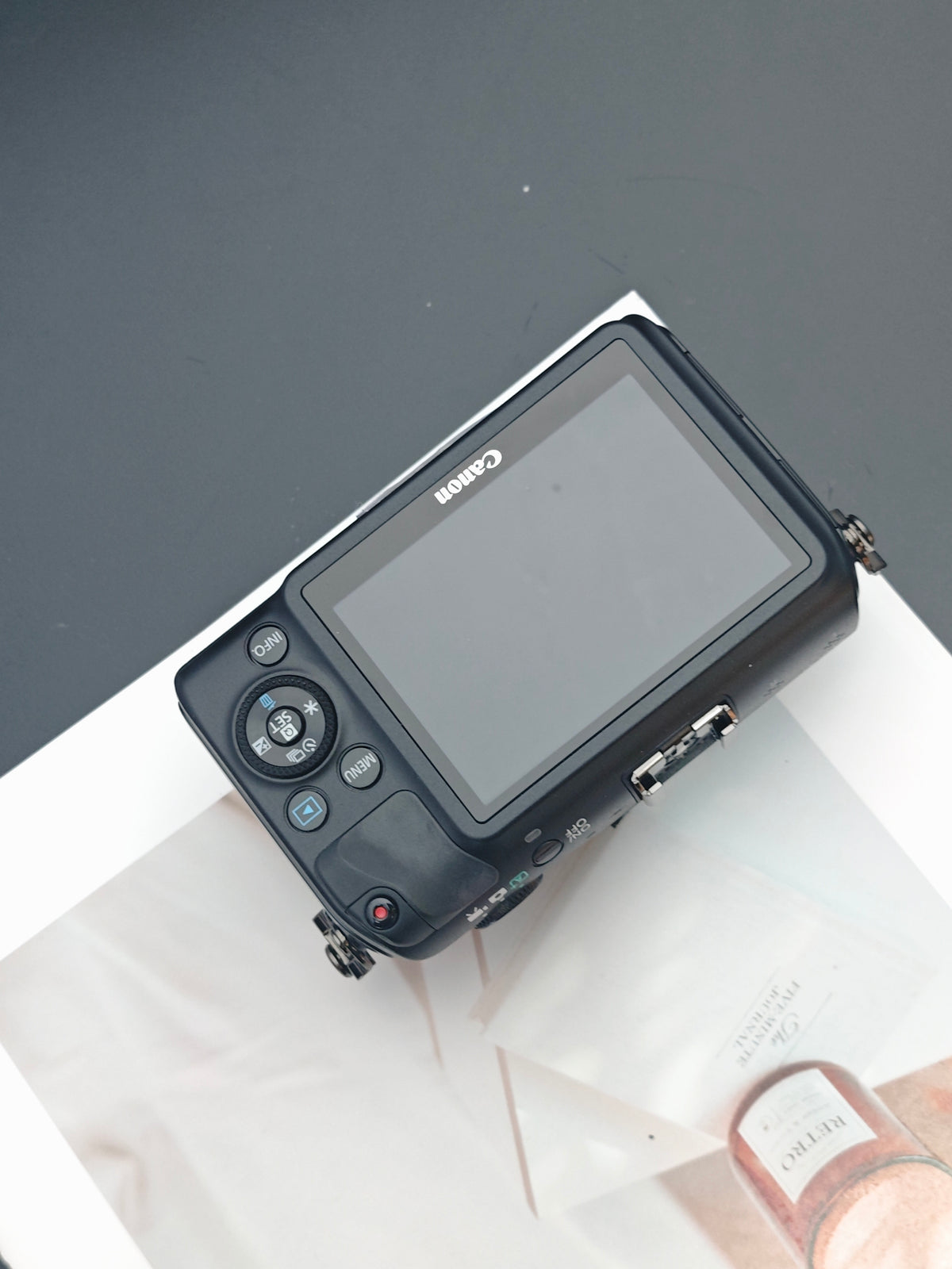 Used Canon EOS M black with EF-M 22mm F2 STM [No charger]