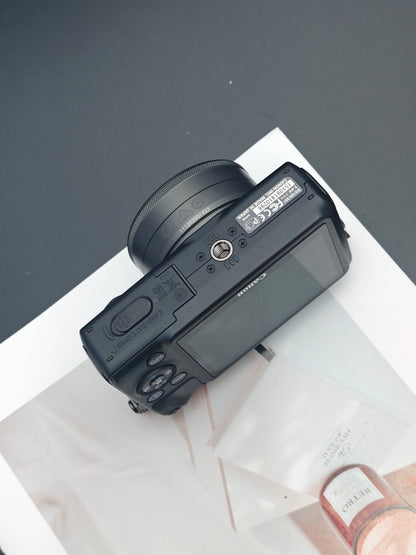 Used Canon EOS M black with EF-M 22mm F2 STM [No charger]