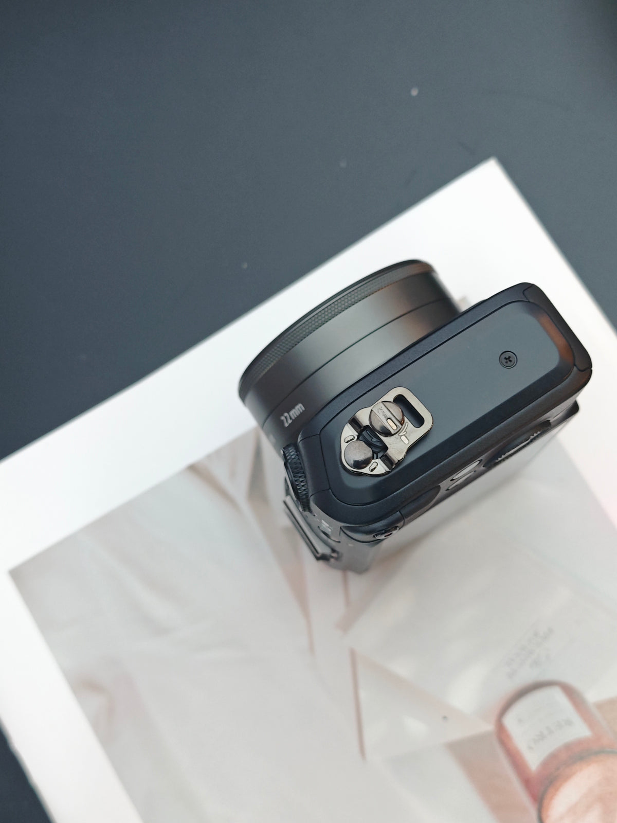 Used Canon EOS M black with EF-M 22mm F2 STM [No charger]