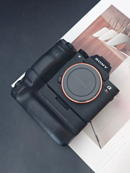 Used Sony α7RIII body ILCE-7RM3 [+VG-C3EM, JPN only, No charger]