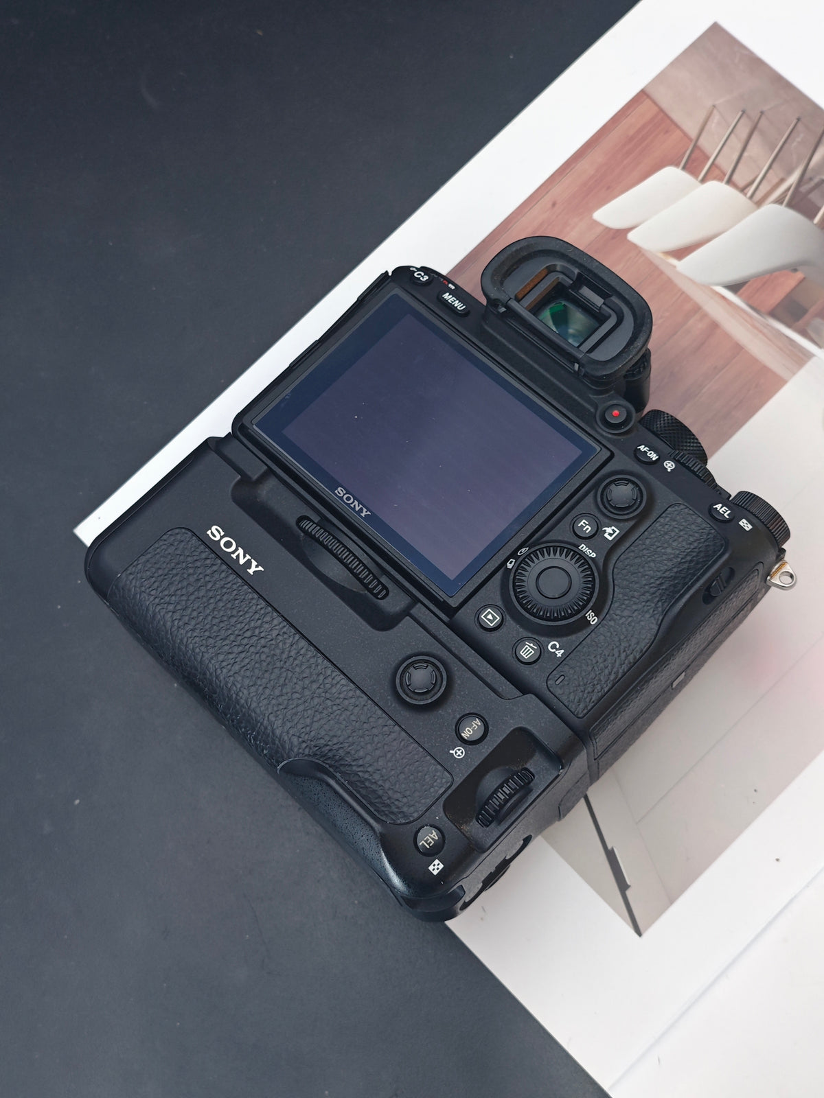 Used Sony α7RIII body ILCE-7RM3 [+VG-C3EM, JPN only, No charger]