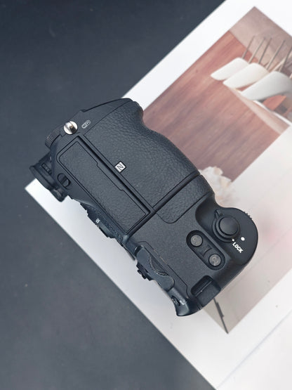 Used Sony α7RIII body ILCE-7RM3 [+VG-C3EM, JPN only, No charger]