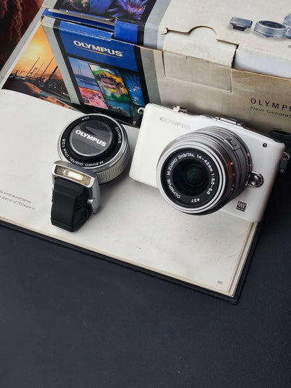 Used Olympus E-PM1 Pen Mini Digital Camera (with box)