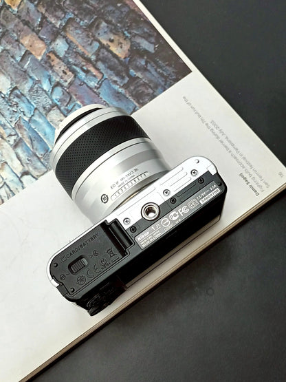 Used Nikon 1 J1 silver with 30-110mm F3.8-5.6 [No charger]
