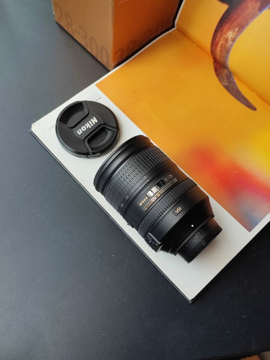 Nikon ED AF-S Nikkor 28-300mm F3.5-5.6 G VR with box