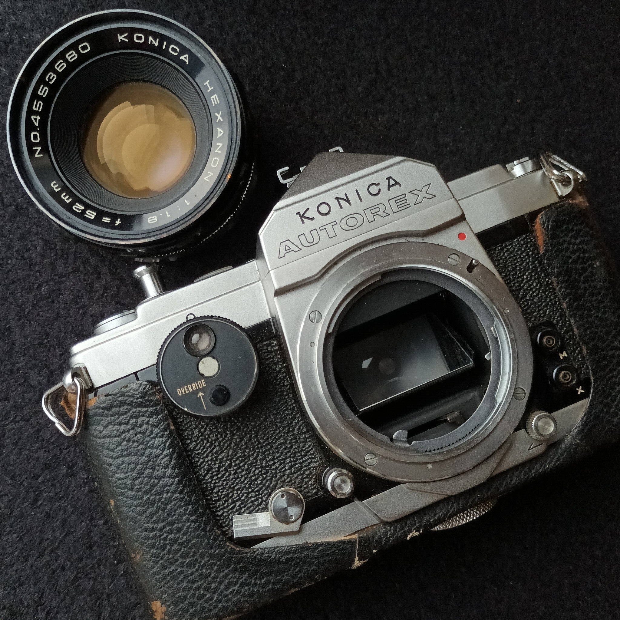KONICA AUTOREX 自動露光式 35mm フル/ハーフ切替 フィルムカメラ 一眼レフ レンズ(HEXANON 52mm F1.8) ケース キャップ フィルター ストラップ付属 ☆ PayPay(ペイペイ)決済可能 ☆ 札幌市 清田区 平岡 フル⇒ハーフ切替一眼『KONICA AUTOREX』 - フォト・ディレッタント